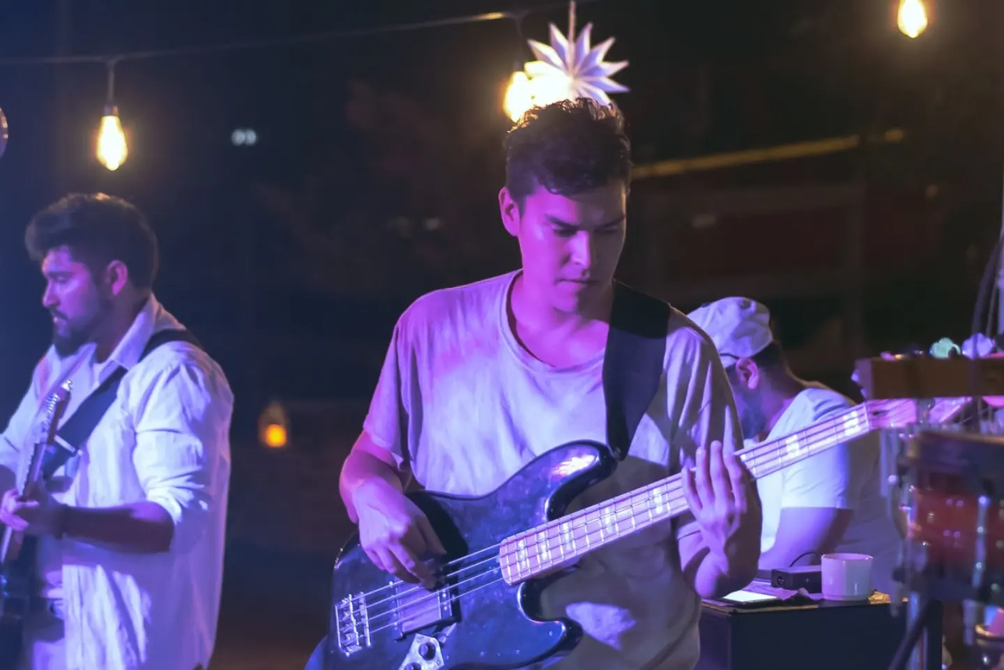 Fernando Sánchez tocando bajo en vivo
